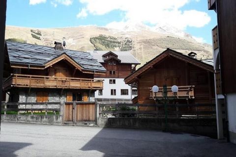 Profitez d'une escapade sereine en montagne dans cette confortable maison de vacances nichée en Isère. Parfait pour les couples, ce studio peut accueillir confortablement deux personnes grâce à un lit gigogne dans le séjour. L'établissement accepte l...