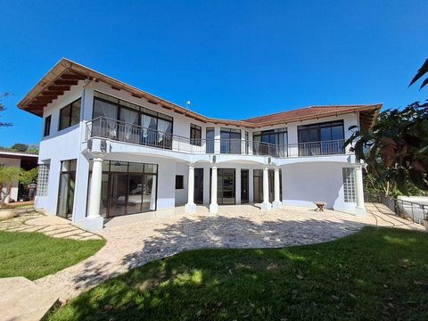 Casa Coralina ligt in de serene wijk Esterones en biedt een adembenemend uitzicht op de oceaan en de pittoreske velden van Guanacaste. Op slechts 20 minuten rijden van Samara en Nosara, en op slechts 5 minuten rijden van het ongerepte Buenavista-stra...