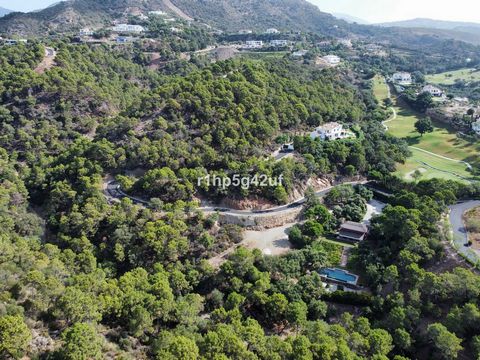 Seltener und exklusiver Rückzugsort im Marbella Club Golf Resort nur wenige Gehminuten vom Reitzentrum der Driving Range und dem Clubhaus entfernt Es handelt sich im Grunde um ein Grundstück mit einer Fläche von 4600 m2 plus einem weiteren Grundstück...