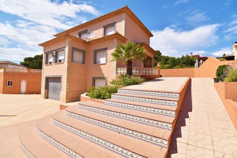 Villa in Calpe (Costa Blanca) with sea view, private pool and only 800 m from the beach La Calalga.  This property is 800 m from Mercadona supermarket and 3 km from the centre of Calpe. The airport of Alicante is 80 km away.   The villa is built on a...