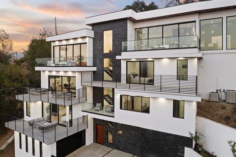 Ubicada en Multiview Drive en Hollywood Hills, esta casa moderna y contemporánea ofrece la combinación perfecta de lujo y comodidad. Con una extensión de cinco pisos y 5,536 pies cuadrados, la casa está diseñada para aprovechar al máximo las impresio...