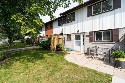 Perfect home for first-time homebuyers! Located in the central area of College Park, this townhouse is on a quiet family-friendly street where you can walk to the local elementary (0.3km) and high school (0.5km). It comes with LOW condo fees and incl...