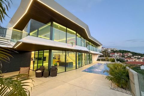 Lussuosa villa con 4 camere da letto a Funchal con piscina, vista panoramica, design moderno e finiture di pregio. Suite con balcone, cucine attrezzate, aree ricreative ed efficienza energetica. Comfort, privacy e raffinatezza, in una posizione privi...