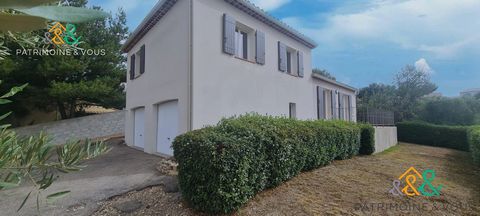 Im Angebot: Auf den Höhen von Beaucaire, außerhalb des Stadtzentrums, in der Nähe aller Geschäfte, zeitgenössische Villa bestehend aus: - Eingang mit Schränken - Ein 40 m² großer Wohnbereich, bestehend aus einem großen Wohnzimmer - Esszimmer + offene...