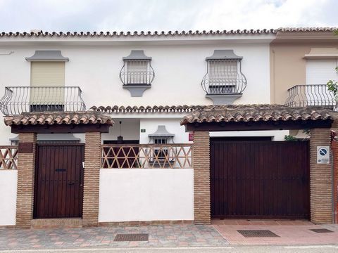 Deze halfvrijstaande woning in Fuengirola is een charmante woning met drie verdiepingen die comfort en veelzijdigheid biedt voor het hele gezin. Op de begane grond wordt u verwelkomd met een patio aan de voorzijde die een vleugje karakter en privacy ...