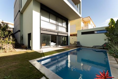 3-Bedroom Villa in Arneiro, Carcavelos, Cascais. Built in 2021, this recently constructed property combines comfort, efficient use of space, modernity, and a prime location, ideal for those who value quality of life and accessibility, with transport ...