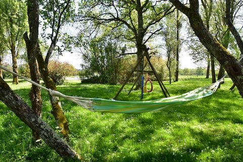 Esta auténtica casa de vacaciones en la ciudad francesa de Chantenay-Saint-Imbert cuenta con una gran piscina. El alojamiento ofrece 2 cómodas habitaciones y un entrepiso con una cama doble y una cama para niños. ¡Ideal para unas vacaciones de sol co...