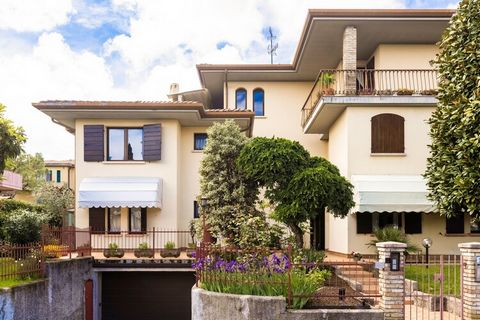 Cet appartement spacieux avec jardin confortable est situé dans un immeuble avec plusieurs appartements et est équipée de tout le confort. Le lac de Garde et la plage est à distance de marche. Dans les environs, vous trouverez le Château Scaligero et...