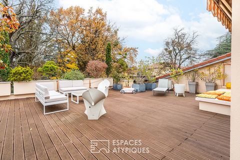 Located in the town of Saint Genis Laval and in a secure, well-maintained condominium with its park, this high-end four-bedroom apartment benefits from a recent renovation (air conditioning, parquet flooring, paintings, kitchen and bathroom) giving i...