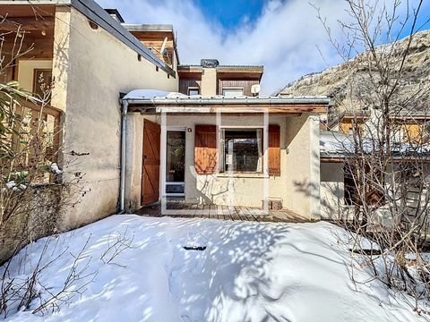 Jausiers Immobilier presents you exclusively for sale: Semi-detached duplex pavilion with Private Garden and Garage. Ideally located only 5 minutes from the ski resort of Sainte-Anne and at the foot of the Parpaillon road, this type 3 duplex chalet, ...