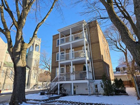 OPEN HOUSE SUN, JANUARY 12 2PM-4PM: Located in a quiet street in the heart of the St-Sacrement district, you will certainly be won over by this sublime and bright condo pleasantly furnished that does not lack character! The DIVIDED condominium unit o...