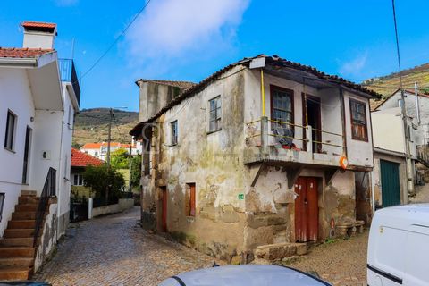 Häuser zur Restaurierung in der Weinregion Alto Douro Zum Verkauf im Herzen der Weinregion Alto Douro stehen diese beiden Villen, die vollständig restauriert und miteinander verbunden sind. Sie bestehen aus Erdgeschoss und Obergeschoss und umfassen i...