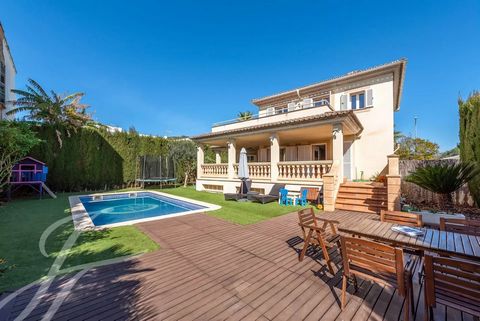 Spacious and cosy detached house in a privileged area of Palma, Son Puig. Next to three well-known golf courses, renowned national and international schools, easy access to the main roads and only 10 minutes away from the centre of Palma. The house d...