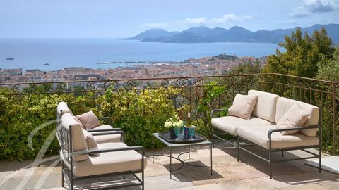 Diese wunderschöne Villa befindet sich in einem renommierten, geschlossenen und bewachten Anwesen und bietet einen der schönsten Meerblicke auf die gesamte Bucht von Cannes. Das Gartengeschoss besteht aus einem doppelten Wohnzimmer, das sich zu einem...