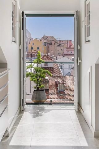 T2 | 85m2 | Renovated | charm | furnished | neighborhood of São Bento Renovated 2 bedroom apartment in the typical neighborhood of São Bento in the center of Lisbon. This 2 bedroom apartment has generous areas and lots of light, fully equipped kitche...