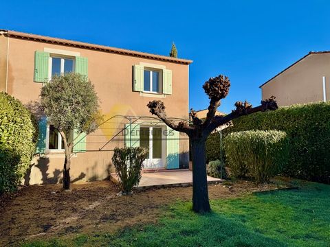 Située au cœur de Camaret-sur-Aygues, cette villa mitoyenne en exclusivité à l’Agence Demeures en Provence offre un cadre de vie idéal pour une famille. Proche des commodités et nichée dans un environnement paisible, cette maison combine confort et f...