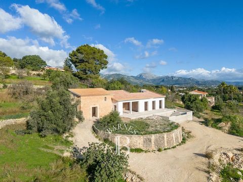 Fabelhafte, neu gebaute Finca mit Schwimmbad. Entdecken Sie dieses mediterrane Juwel im Herzen Mallorcas, in der Nähe des Tramuntana-Gebirges. Mit einer strategischen Lage, die Privatsphäre und die Nähe zu den charmanten Dörfern der Region vereint, l...