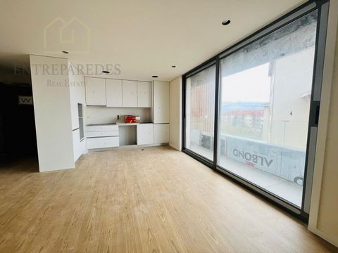 New gated community in the city center of Espinho. Apartments with great areas, high quality finishes and with a modern and functional design. This apartment located on the 2nd floor, has a balcony and a parking space. The development consists of two...