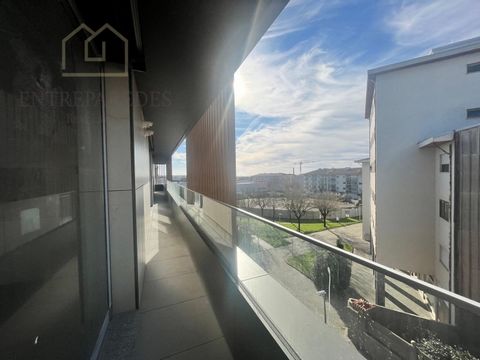 New gated community in the city center of Espinho. Apartments with great areas, high quality finishes and with a modern and functional design. This apartment located on the 3rd floor, has a balcony and a parking space. The development consists of two...