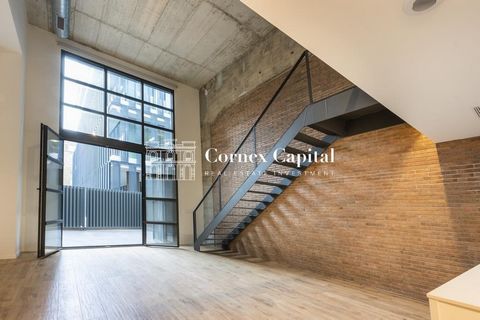 Vivienda tipo Loft a estrenar en el Poblenou, ubicada en la antigua fábrica DESLITE, recinto industrial construido a mediados del siglo XIX y que ha sido renovado y transformado arquitectónicamente. La transformación de este complejo industrial ha da...