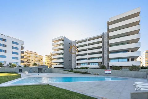 This luxurious 2-bedroom south / west facing top-floor corner apartment offers an exceptional living experience in a privileged location with fantastic views towards Boavista Golf & the Atlantic ocean. Located on the 5th floor with a total area of 15...