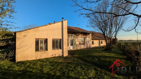 Huis met bijgebouwen en grote tuin met 3 slaapkamers, waarvan 1 zelfstandig en tuin met bomen. Ontdek dit huis met volop potentieel, ideaal ontworpen voor ambachtslieden of gezinnen die op zoek zijn naar ruimte. Gelegen op een bebost perceel van 3.26...