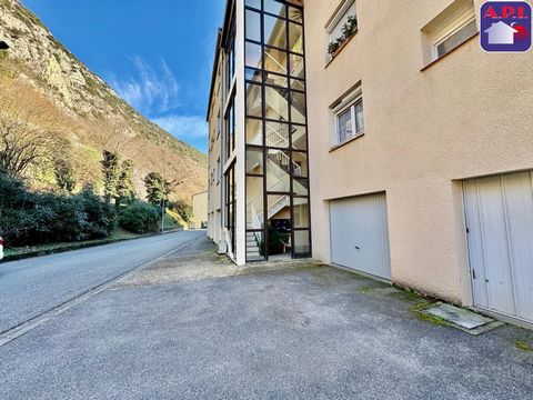 LICHT EN UITZICHT! Exclusief in uw API-bureau, ruime T3 van ongeveer 80m² woonoppervlak, ideaal gelegen in een beveiligde residentie in Tarascon/Ariege. Geniet van de ligging op het zuidwesten en het balkon met uitzicht op onze prachtige Ariège. Priv...