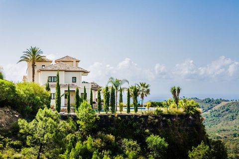 Highly private traditional villa west facing with very clean views to the mountain and to the sea. Located in Monte Mayor (Benahavis) 5 bedrooms 5 bathrooms, Mediterranean style kitchen with views to the sea, spacious living room with working firepla...