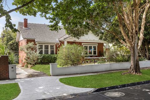 Cette maison familiale californienne classique en brique du milieu des années 1920, située en face de Bowen Street avec sa magnifique canopée d’arbres, est située sur un généreux lotissement s’étendant sur environ 827 m², offrant une occasion excepti...