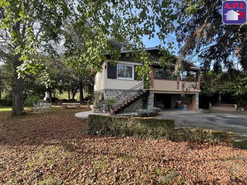 AMBIENTE ECCEZIONALE Vieni a scoprire questa casa di tipo 5 situata in un magnifico parco alberato e completamente recintato di oltre 3700 m2 con piscina. Questa casa costruita negli anni '70 offre 3 camere da letto e un soggiorno doppio, un garage. ...