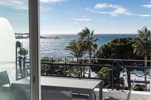 Cannes Croisette, 3-Zimmer-Wohnung im Obergeschoss einer Residenz im Herzen von La Croisette, die einen atemberaubenden Blick auf die Bucht von Cannes und die Iles de Lérins bietet. Diese Wohnung profitiert von einer doppelten Ausrichtung und hat ein...