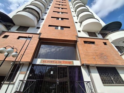 apartamento en sexto piso vista a cristorrey con balcon , cocina equipada en cedro , 27 años de antiguedad , mas un baño y habitacion de servicio , calentador , 2 parquedaeros privados cubierto , cuenta con asecensor , libre de gravamen , area social...