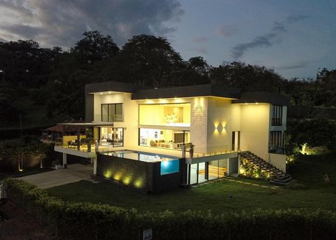 Imagínate vivir en un lugar donde la tranquilidad y la elegancia se combina perfectamente, esta hermosa casa ubicada en el prestigioso condominio del sector campestre Alfaguara Jamundí, cuenta con espacios amplios e iluminados, un área social que te ...