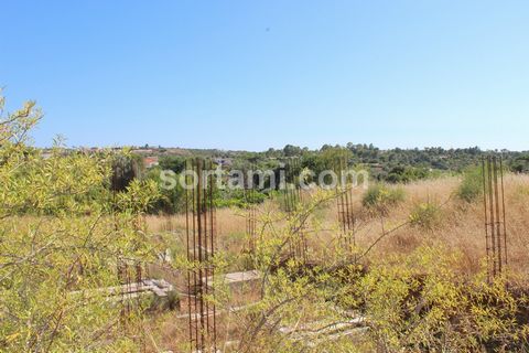 Incredible business opportunity! Fantastic land for construction with about 4690sqm, within walking distance of the city of Lagoa. Already approved project to build a hotel unit with 15 semi-detached villas and 39 rooms, plus reception, swimming pool...