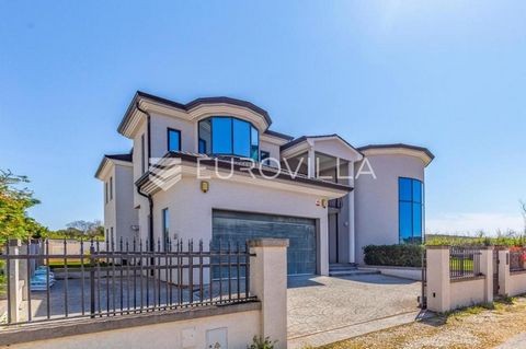 In Pomer there is this luxurious and bright villa with modern lines, which extends over two floors, and the interior of the space covers as much as 490 m2. The ground floor is dominated by a large bright lobby, a luxurious living room with a fireplac...