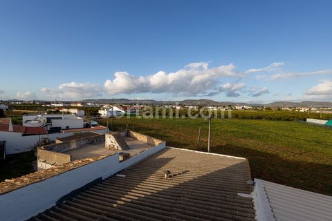 Excellent renovated one bedroom apartment very spacious, near Faro in a green and quiet area. The apartment comprises an open space living room and kitchen, one bedroom and one bathroom. It also has an interior patio and parking space. The capital of...