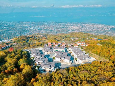 Luxe villa's te koop in Sakarya, Sapanca – Nailiye Mahallesi Deze nieuw gebouwde elegante villa's, gelegen op perceel 275, perceel 1 in Nailiye Mahallesi, liggen hoog op een berg en bieden u een prachtig uitzicht op het meer van Sapanca. Deze eigendo...