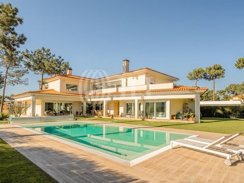 4+1 bedroom villa with 564 sqm of gross construction area, private pool, garden, terraces, and two garage spaces, set on a 1709 sqm plot, in Herdade da Aroeira, Almada. The villa, of modern architecture built in 2009, which is in excellent condition,...