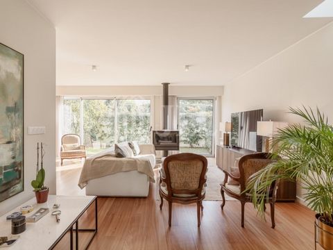 4-bedroom villa with 283 sqm of gross private area, garden, and garage, in Foz do Douro, Porto. Composed of: hall with direct light from the skylight. 'Flexible' room with window (potential bedroom/office/living room), with built-in wardrobes and ful...