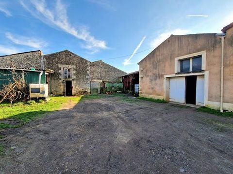 CISSE - PUY-LONCHARD A proximité de Migné-Auxances et de Poitiers, je vous propose cette maison à rénover. Composée au rez-de-chaussée d'un espace de vie avec grande cuisine et séjour salle-à-manger avec une cheminée et son insert ainsi qu'un poêle à...