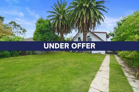 Discover this exceptional investment opportunity in the thriving South Albury real estate scene with this recently renovated, meticulously maintained boarding house. This property offers a robust rental yield, secure long-term lease options, and a pr...