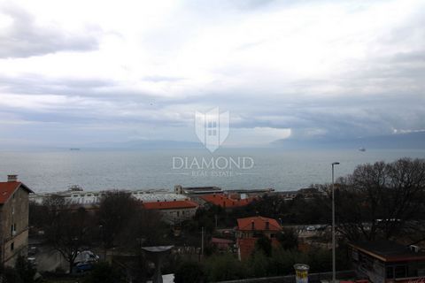 Location: Primorsko-goranska županija, Rijeka, Krnjevo. The apartment in Krnjevo offers a perfect blend of comfort, functionality, and a stunning sea view. With a spacious 74 square meters, the layout is designed for maximum efficiency. It consists o...