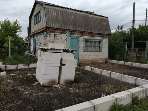 Номер в базе компании: 25894251. Продажа кирпичного дома Ростовская обл., Каменский р-н., х. Красновка. Общая площадь 46.2 кв.м., жилая 25 кв.м., кухня 9 кв.м., участок 6 соток, свет, вода в доме, газ по меже. Дом с частичными удобствами, по периметр...