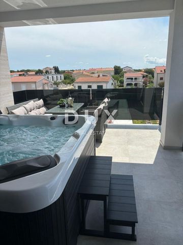 Location: Zadarska županija, Privlaka, Privlaka. ZADAR, PRIVLAKA - Penthouse 130m from the sea Penthouse for sale in a residential building in Privlaka. The penthouse consists of three bedrooms, two of which have a private bathroom, and one room has ...