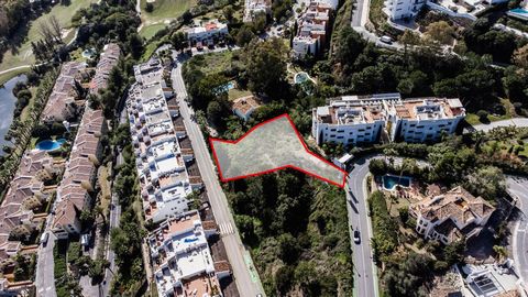 Esta parcela está situada en el exclusivo barrio de La Quinta con orientación este-sur. Debido a su elevación y ubicación especial en 1.329 m2 de terreno, la parcela tiene impresionantes vistas al mar. Se vende junto con un proyecto de chalet de casi...