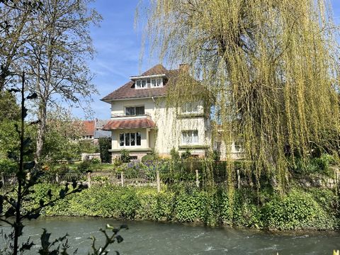 Ref 4385: Schitterend pand in goede algemene staat begrensd door de rivier de Authie gelegen in een marktstad met alle winkels bestaande uit: - Ruime en lichte woning bestaande uit op de begane grond: grote inkomhal, kleedkamer, toilet met wastafel -...