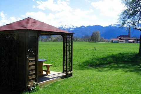 Diese komfortable Ferienwohnung liegt in einem gefplegten Bauernhaus nahe des Chiemsees. Das Haus ist recht geräumig und verfügt über einen Entspannungsbereich, ein Spielzimmer für die Kinder und einen großen Garten. Es befindet sich auf dem Land, mi...