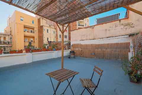 Beautiful corner house ready to move into, Three large bedrooms two huge bathrooms and a 40 m roof terrace En passatge de cals seguers, a private closed passage with few neighbors, very secluded, lifelong people. Luxury in the city of Barcelona in th...