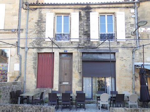 Arnaud BIGEAT vous propose au coeur de SARLAT, capitale de la gastronomie et du bon vivre ensemble, cette maison à rénover entièrement, avec la possibilité de créer deux appartements et un studio. Comprenant : en rez-de-chaussée une entrée, un salon-...