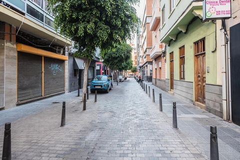 Geniet van deze gezellige studio op slechts een steenworp afstand van Playa de Las Canteras, een van de beste stranden van Las Palmas de Gran Canaria. De studio is ontworpen voor comfort en ontspanning en biedt een rustig toevluchtsoord voor uw verbl...